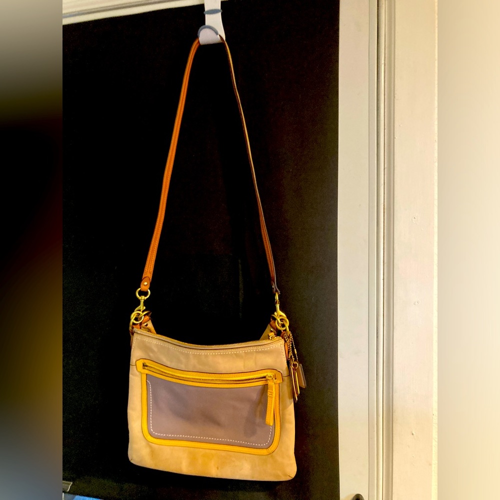 Vintage Coach bag crossbody/over the shoulder or can carry by handle.